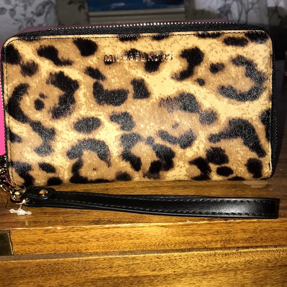 MICHAEL Michael Kors Handbags - Large Flat Michael Kors Leopard Phone case wallet